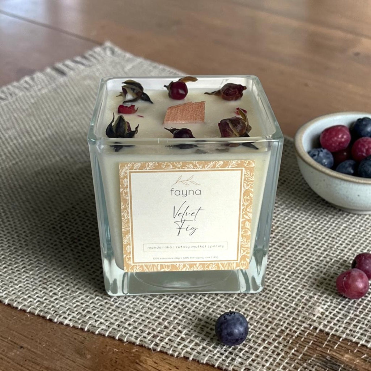 Sviečka Velvet Fig so sušenými kvetmi na jutovom prestieraní